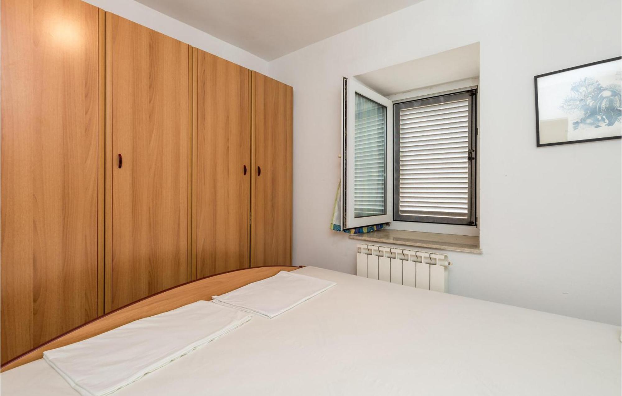 Lovely Apartment In Veli Losinj With Kitchen エクステリア 写真