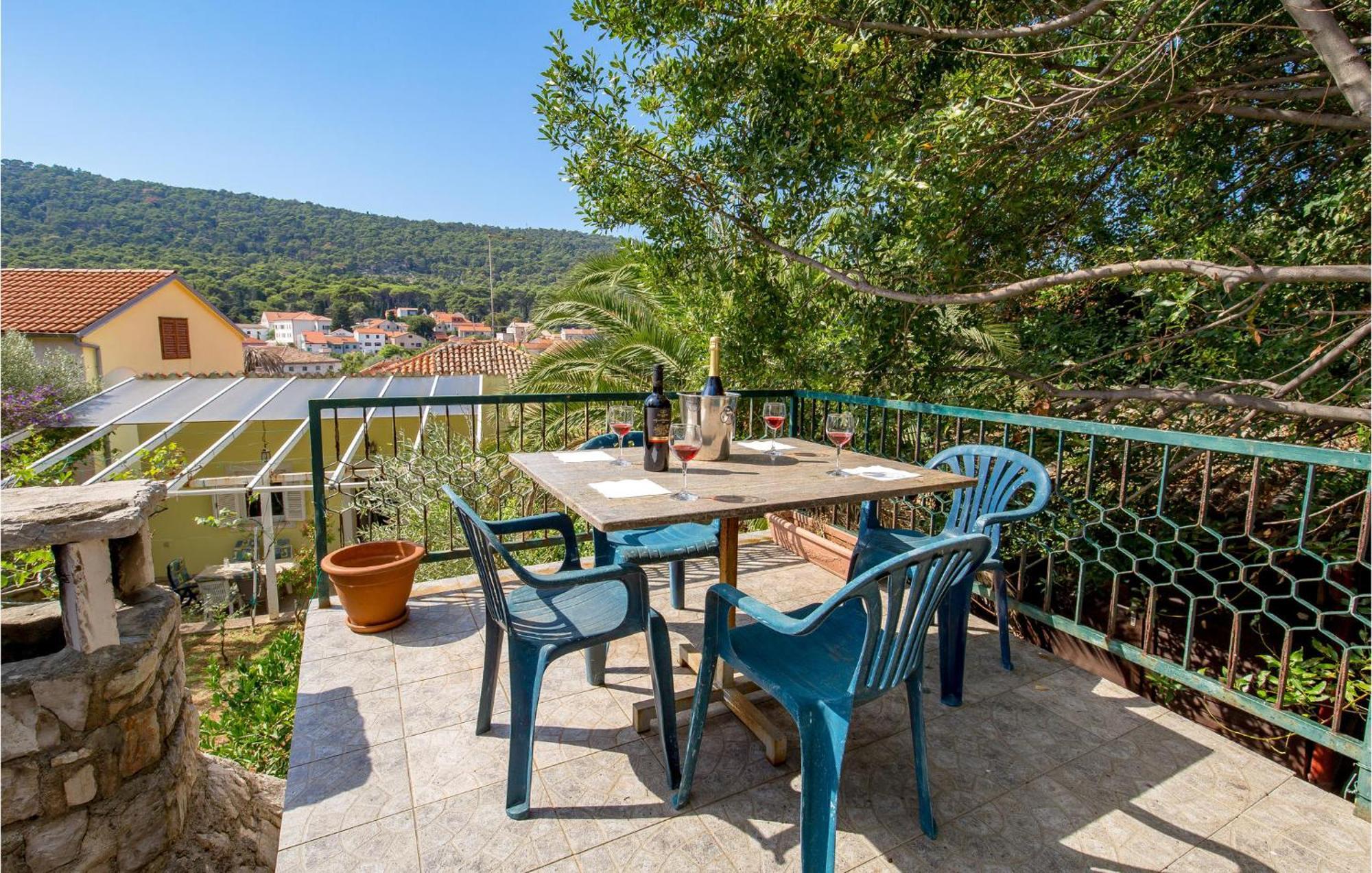 Lovely Apartment In Veli Losinj With Kitchen エクステリア 写真