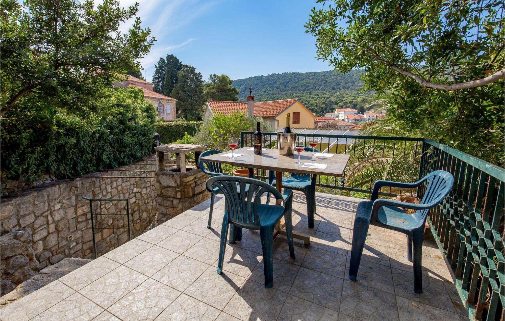 Lovely Apartment In Veli Losinj With Kitchen エクステリア 写真