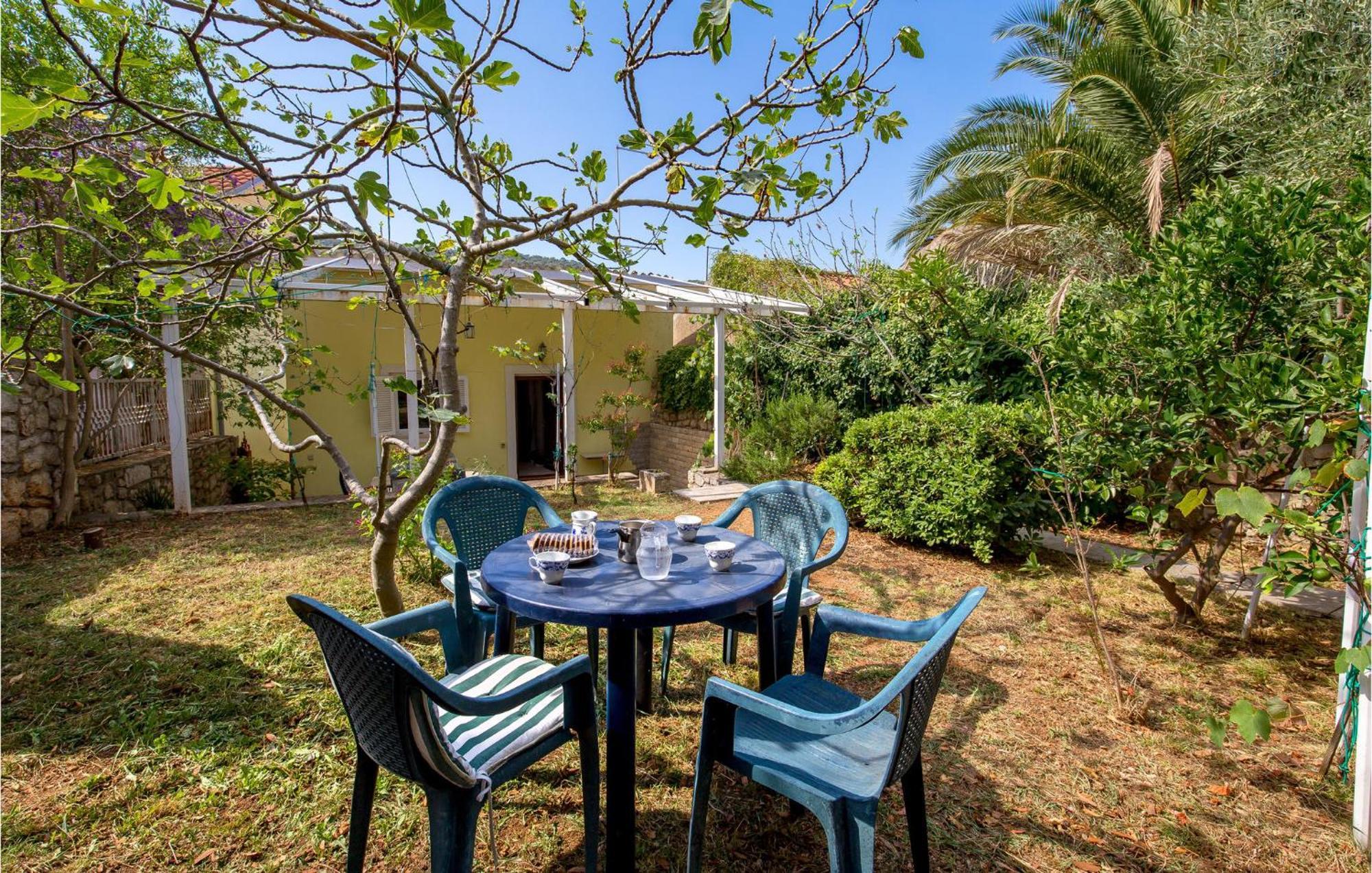 Lovely Apartment In Veli Losinj With Kitchen エクステリア 写真