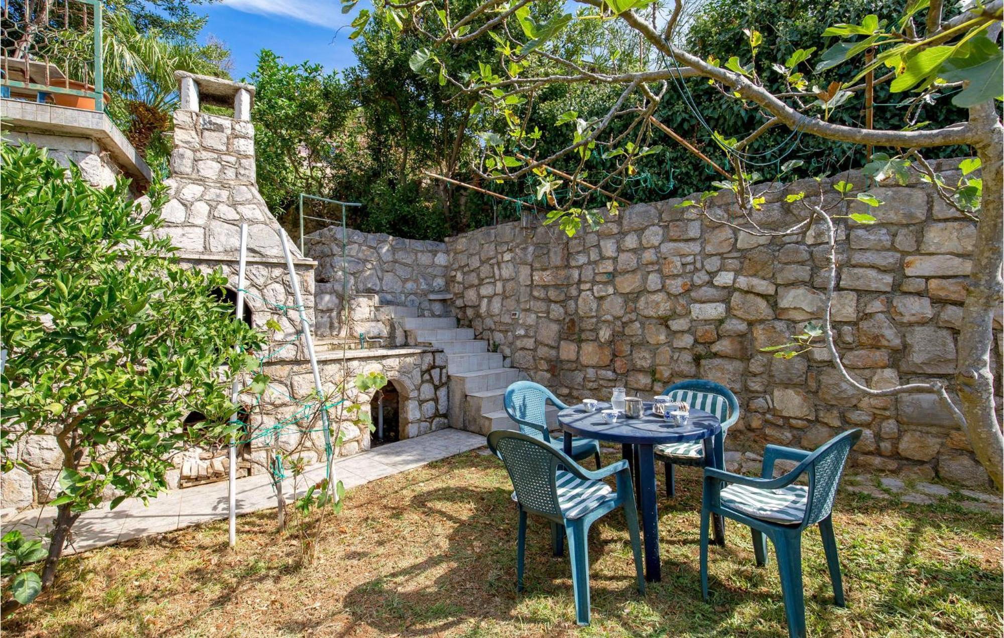 Lovely Apartment In Veli Losinj With Kitchen エクステリア 写真